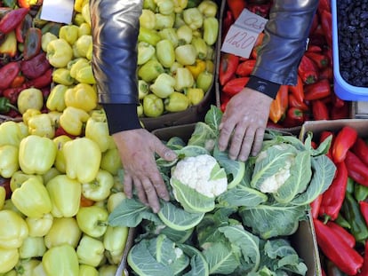 Productos hortofrutícolas en un mercado de Valjevo (Serbia).