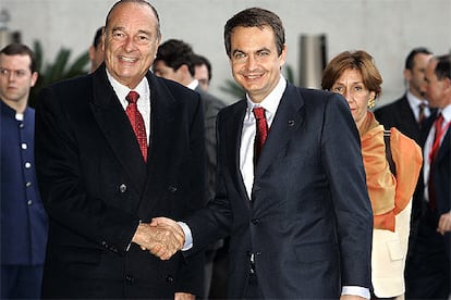 Zapatero y Chirac se saludan a las puertas del hotel barcelonés Juan Carlos I, donde se han reunido.