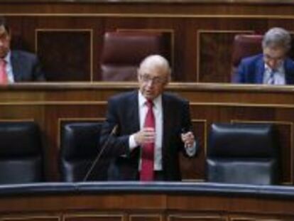 El ministro de Hacienda y Administraciones P&uacute;blicas, Crist&oacute;bal Montoro (c), durante una intervenci&oacute;n en el pleno del Congreso.