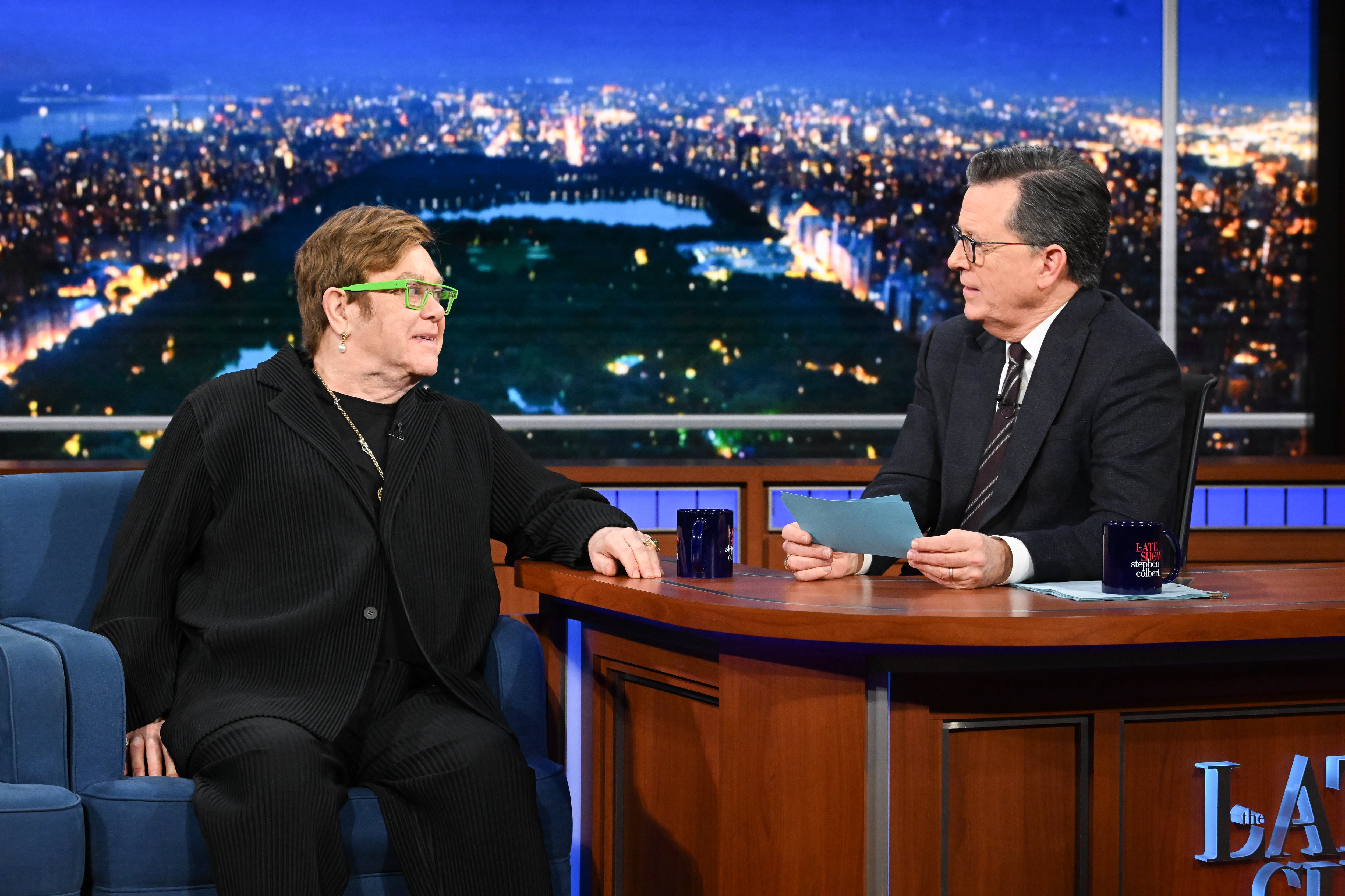 ‘The Late Show with Stephen Colbert’ acabará en mayo de 2026 y no tendrá reemplazo en las noches de CBS 1 Elton John en el show de Stephen Colbert.
