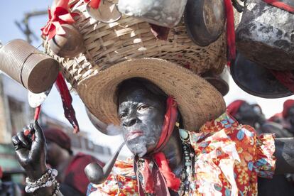 Mãe Suzana, personagem da festa dos Lambe Sujos, que cozinha para os negros dos quilombos