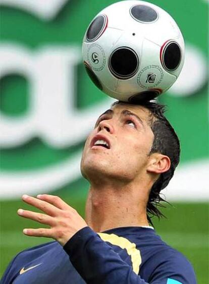 Cristiano Ronaldo hace malabarismos con el balón durante un entrenamiento con la selección portuguesa.