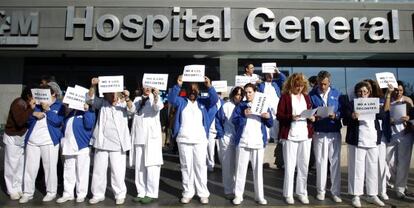 Protestas del personal sanitario ante los recortes a las puertas del Hospital La Paz de Madrid. / Alvaro Garc&iacute;a