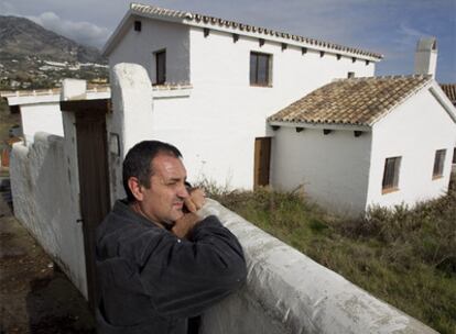 Belisario Gutiérrez, junto a la vivienda ilegal por la que ha sido condenado.