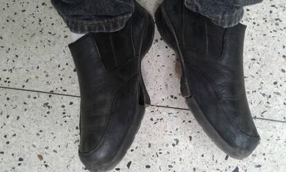 El profesor universitario José Ibarra publicó en las redes sociales los zapatos gastados con los que asiste a dar clases en Caracas.