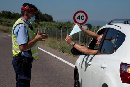 Un mosso fa un control al Segrià, que està confinat des d'aquest dissabte.