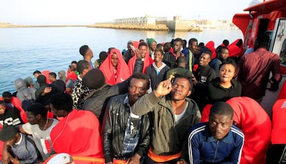 Rescate de inmigrantes en aguas del Estrecho de Gibraltar.