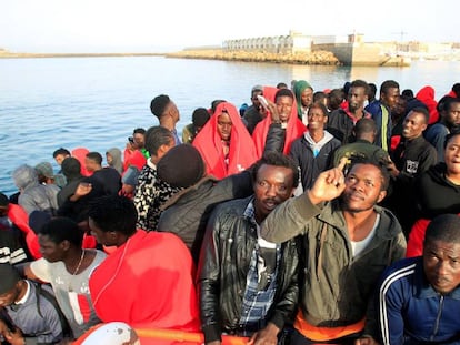 Rescate de inmigrantes en aguas del Estrecho de Gibraltar.