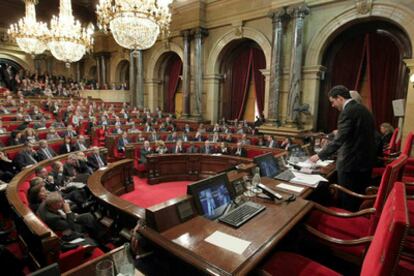 El Parlament de Cataluña ha elegido hoy a Núria de Gispert como la primera presidenta de la cámara catalana, con el pleno aval de su grupo Convergència i Unió (CiU), de Ciutadans y el apoyo parcial de los socialistas catalanes ( PSC ) y el Partido Popular de Cataluña (PPC), que han facilitado el nombramiento en un gesto de normalidad institucional y para asegurarse su representación en la Mesa.