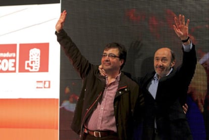 Guillermo Fernández Vara y Alfredo Pérez Rubalcaba, en Mérida.