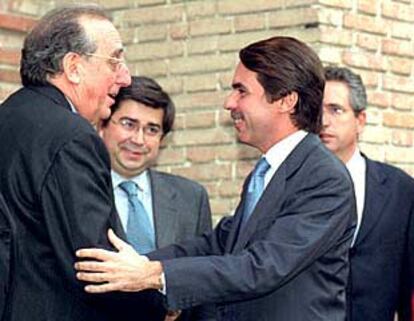 José María Aznar saluda a Juan Junquera, a su llegada al Museo de Ciencias Naturales.