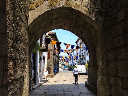 Vista del arco de Portas d'El Rei, en la villa de Trancoso (Portugal).