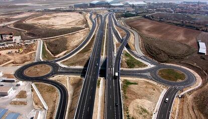 Autopista construida por OHLA en Madrid, en una imagen de archivo.
