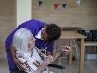 Una trabajadora con una usuaria de la residencia geriátrica Vila Clavellina de Premià de Mar en el Maresme, Barcelona, en una imagen de archivo.