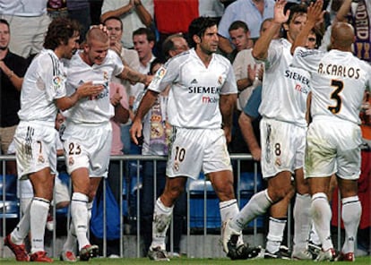 Beckham es felicitado por Raúl tras marcar su gol. A su lado Figo, Morientes y Roberto Carlos.