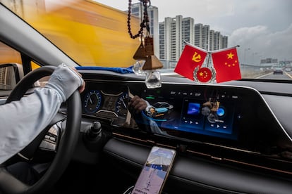 Un conductor de Didi (el Uber chino) conduciendo su vehículo eléctrico Geely en una autopista de Suzhou.