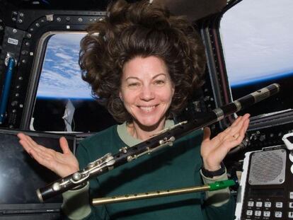 La astronauta Cady Coleman, ingeniero de vuelo, muestra dos flautas de su equipaje personal en la Estación Espacial Internacional (ISS).