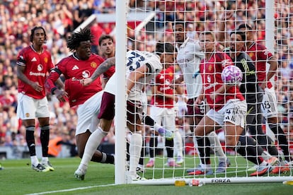 Riccardo Calafiori empuja el balón con la cabeza en el 0-1 del Arsenal, ayer en Old Trafford.