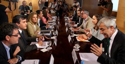 Tercera reuni&oacute;n entre los equpipos negociadores del Partido Popular y Ciudadanos.