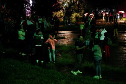 Una familia sale de su vivienda debido al seísmo de magnitud 6,9 en Ciudad de México.