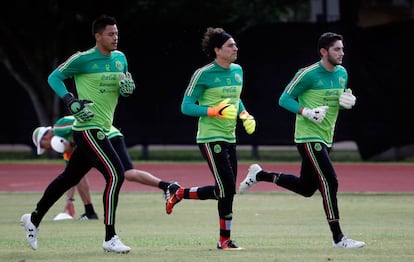 Los guardametas de México Talavera, Ochoa y Corona.