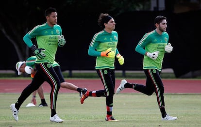 Los guardametas de M&eacute;xico Talavera, Ochoa y Corona.