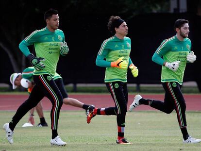 Los guardametas de M&eacute;xico Talavera, Ochoa y Corona.