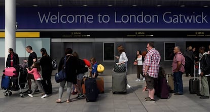 Pasajeros a la entrada del aeropuerto de Gatwick, en Londres