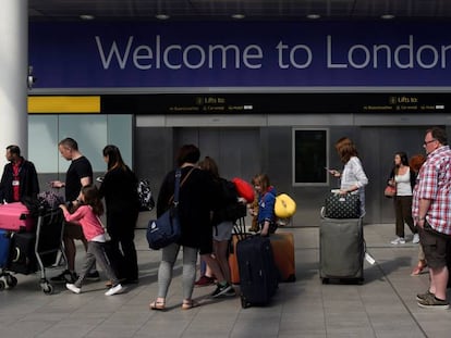 Pasajeros a la entrada del aeropuerto de Gatwick, en Londres