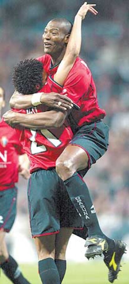 Valdo, de espaldas, se abraza celebrando un gol con su compañero Webo.
Julio Baptista.
Mauro Silva.