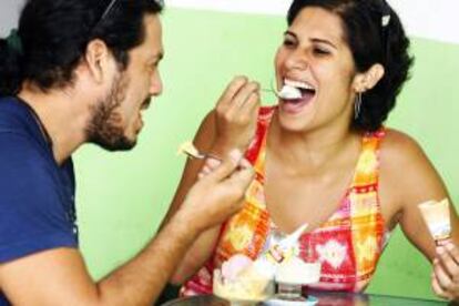 Fotografía de una pareja comiendo helado en Lima (Perú). El alma de la Amazonía peruana se revela de a pocos en los sabores de sus exóticas frutas que se vienen popularizando en forma de helados artesanales para refrescar el paladar de los comensales más curiosos.