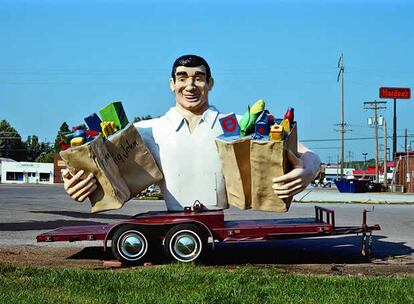 De compras con Big John en El Dorado, Illinois, 1993. Moteles, autocines o hamburgueserías con estructura de barril completan esta ruta fotográfica por la denominada 'américa profunda'
