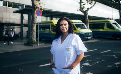 La enfermera del servicio gallego de salud Silvana Muñoz, ante el hospital de Oza, en A Coruña.