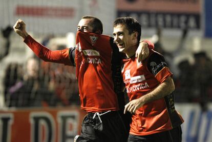 Los jugadores del Mirandés celebran el primer gol del equipo burgalés.