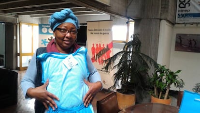 Lina Caro, víctima del conflicto en Colombia, muestra una de sus creaciones de moda.