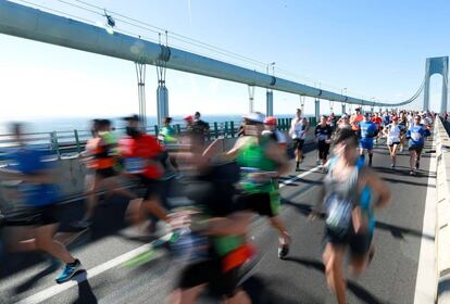 Corredores cruzan el puente Verrazano-Narrows durante el maratón de Nueva York.
