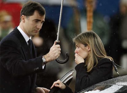 Acompañada de su esposo Don Felipe, Doña Letizia contiene las lágrimas al término del funeral por Érika Ortiz, la hermana pequeña de la princesa muerta ayer a los 31 años.