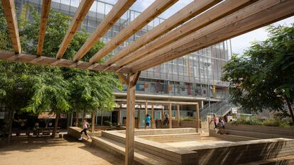 El nuevo patio de la escuela pública Can Fabra, en el distrito de Sant Andreu de Barcelona, este miércoles.