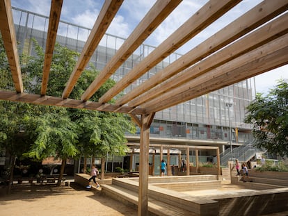 El nuevo patio de la escuela pública Can Fabra, en el distrito de Sant Andreu de Barcelona, este miércoles.