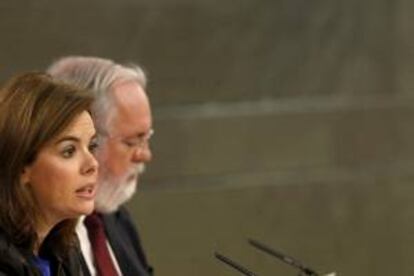 La vicepresidenta del Gobierno, Soraya Saénz de Santamaría y el ministro de Agricultura, Alimentación y Medio Ambiente, Miguel Arias Cañete, durante la rueda de prensa posterior a la reunión del Consejo de Ministros celebrada en el Palacio de La Moncloa.