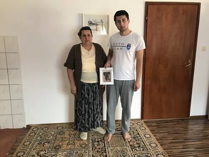 Sead Halilovic, junto a su madre Sefika, muestra la foto de su padre Hadid, asesinado en la matanza de Srebrenica.