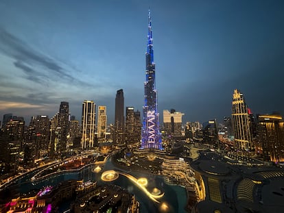 Las luces iluminan el Burj Khalifa, el edificio ms alto del mundo, y otros edificios antes de la celebracin de Nochevieja en Dubai.