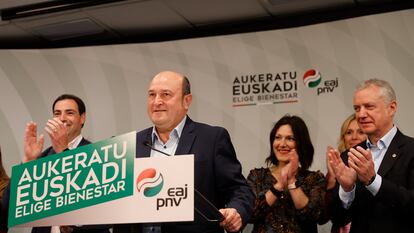 El presidente del PNV, Andoni Ortuzar, comparece este domingo en Bilbao para celebrar los resultados electorales vascos.