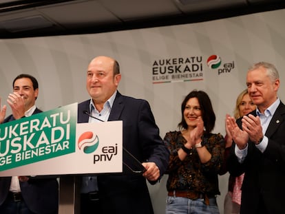 El presidente del PNV, Andoni Ortuzar, comparece este domingo en Bilbao para celebrar los resultados electorales vascos.