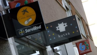 Una fachada con carteles con logotipos de varias entidades espa&ntilde;olas