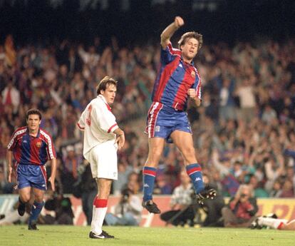 Barcelona, 14-5-1994.- Laudrup, del Barcelona, y Guillermo Amor, detrás celebran uno de los goles conseguidos frente al Sevilla en el último partido de Liga.