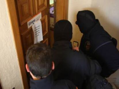 Agents irrompent al Patronat de Turisme de Girona el 2013.