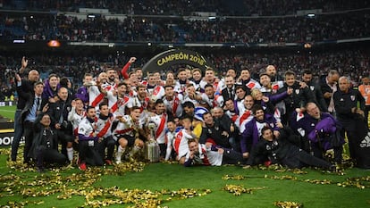 El equipo de River Plate celebra con el Trofeo de la Copa Libertadores su victoria en el partido de vuelta de la final de la Copa CONMEBOL Libertadores 2018.