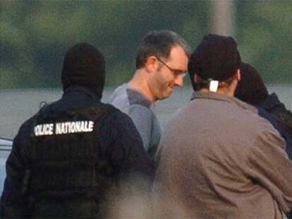 Policías franceses trasladan a Mikel Antza en el aeropuerto de Biarritz el 5 de octubre de 2004.