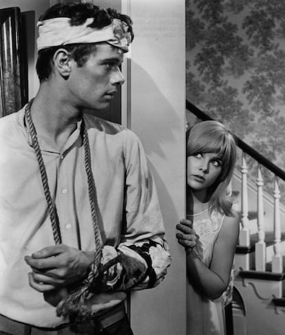 Tras su primera incursión en el cine, trabajó en 'La noche de la iguana', en 1964, bajo la dirección de John Huston, antes de volver al formato televisivo. En la imagen, Michael Sarrazin y Sue Lyon, en una escena de 'The Flim-Flam Man'.